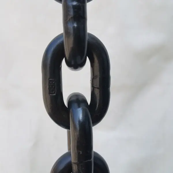 What should be paid attention to when installing the lifting chain?