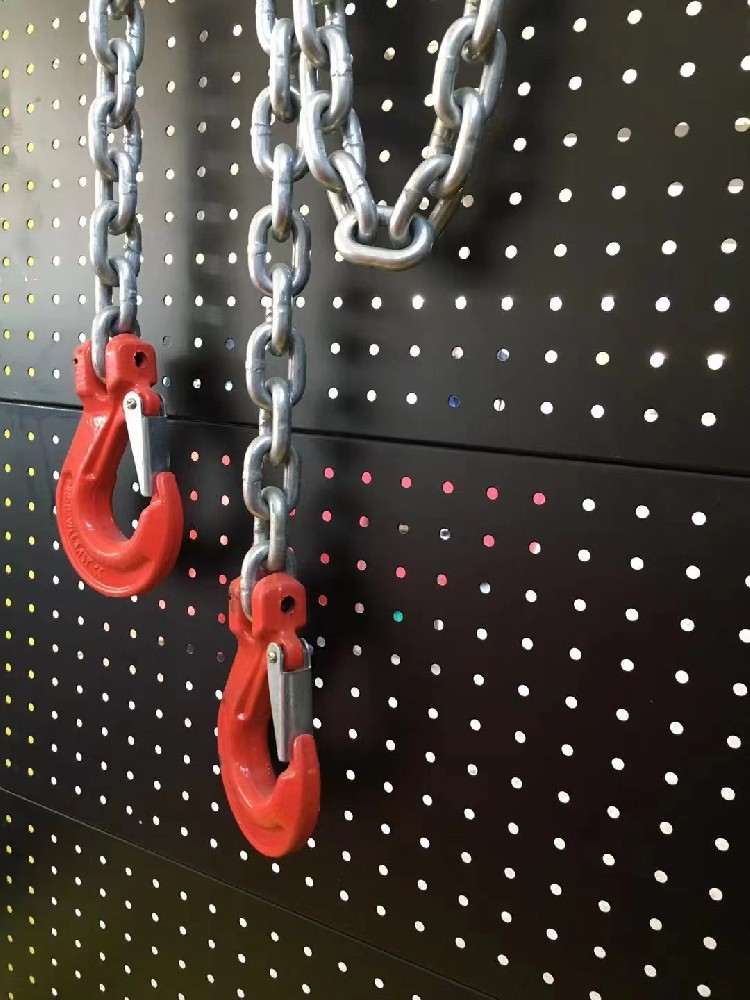 Chain Slings with Latching Hooks: Where They Shine